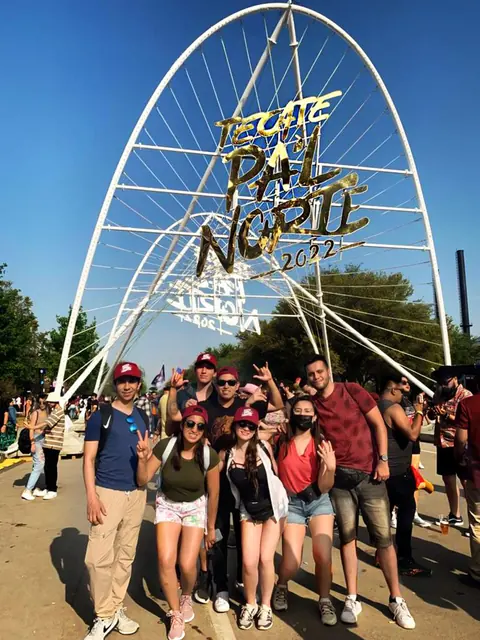 Grupo de viajeros de Uncover en la entrada de Tecate Pal Norte 2022